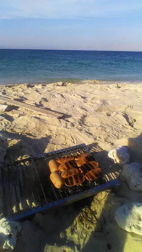 بساط سوسیس در ساحل جزیره شیدور